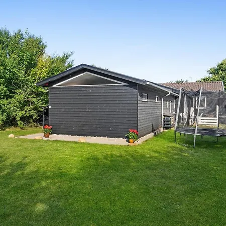 Nice In With 4 Bedrooms, Sauna And Wifi Holiday home *
